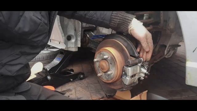 Rover 45 - Project Beatrix Part 28 - Rear Brakes, Handbrake & Bleeding смотреть онлайн