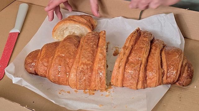 САМЫЙ БОЛЬШОЙ КРУАССАН В СТРАНЕ VS ОБЫЧНЫЙ смотреть онлайн