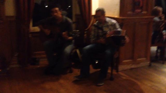 BACON & CABBAGE PLAYING "WILD ROVER" AT WEST CORK HOTEL, SKIBEREEN, IRELAND смотреть онлайн