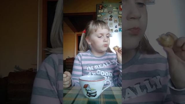 как видет себя умный блогер когда пёт чай! 1 серия смотреть онлайн