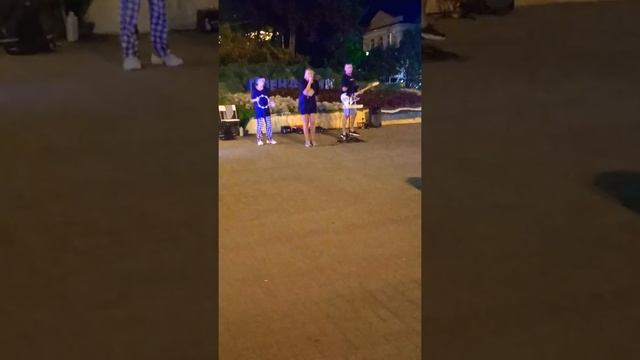 Геленджик выступает семья на улице. читайте описание. смотреть онлайн