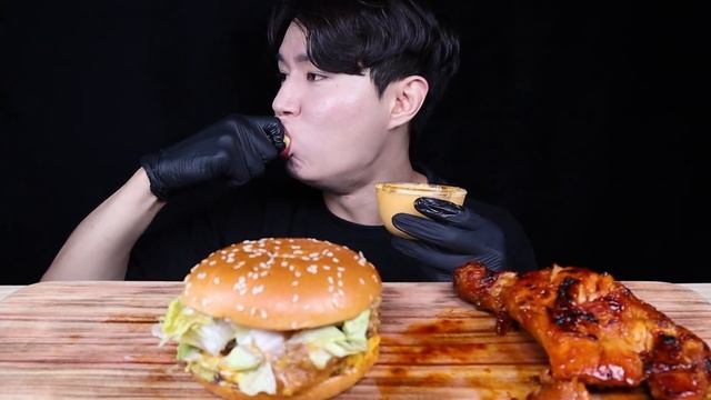 창녕갈릭버거 더블치즈버거 붐바스틱 치킨 먹방ASMR MUKBANG CHEESEBURGERS & SPICY BBQ CHICKEN チキン チーズバーガー eating sounds смотреть онлайн