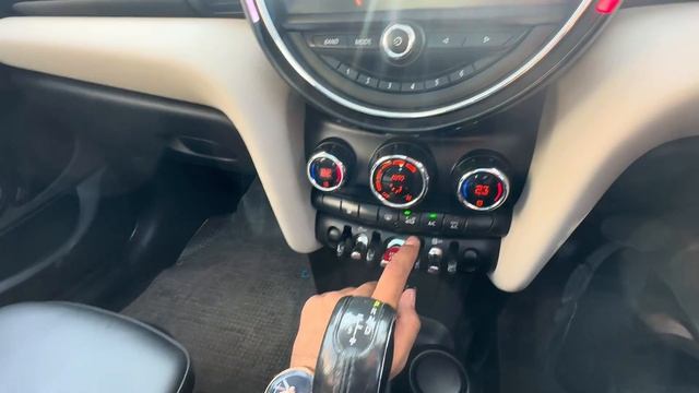 "MINI Cooper 5 Door Review: The Perfect Blend of Style and Function 🚗🚪" смотреть онлайн