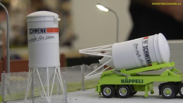 STUNNING micro scale RC Trucks, Excavators and more! смотреть онлайн