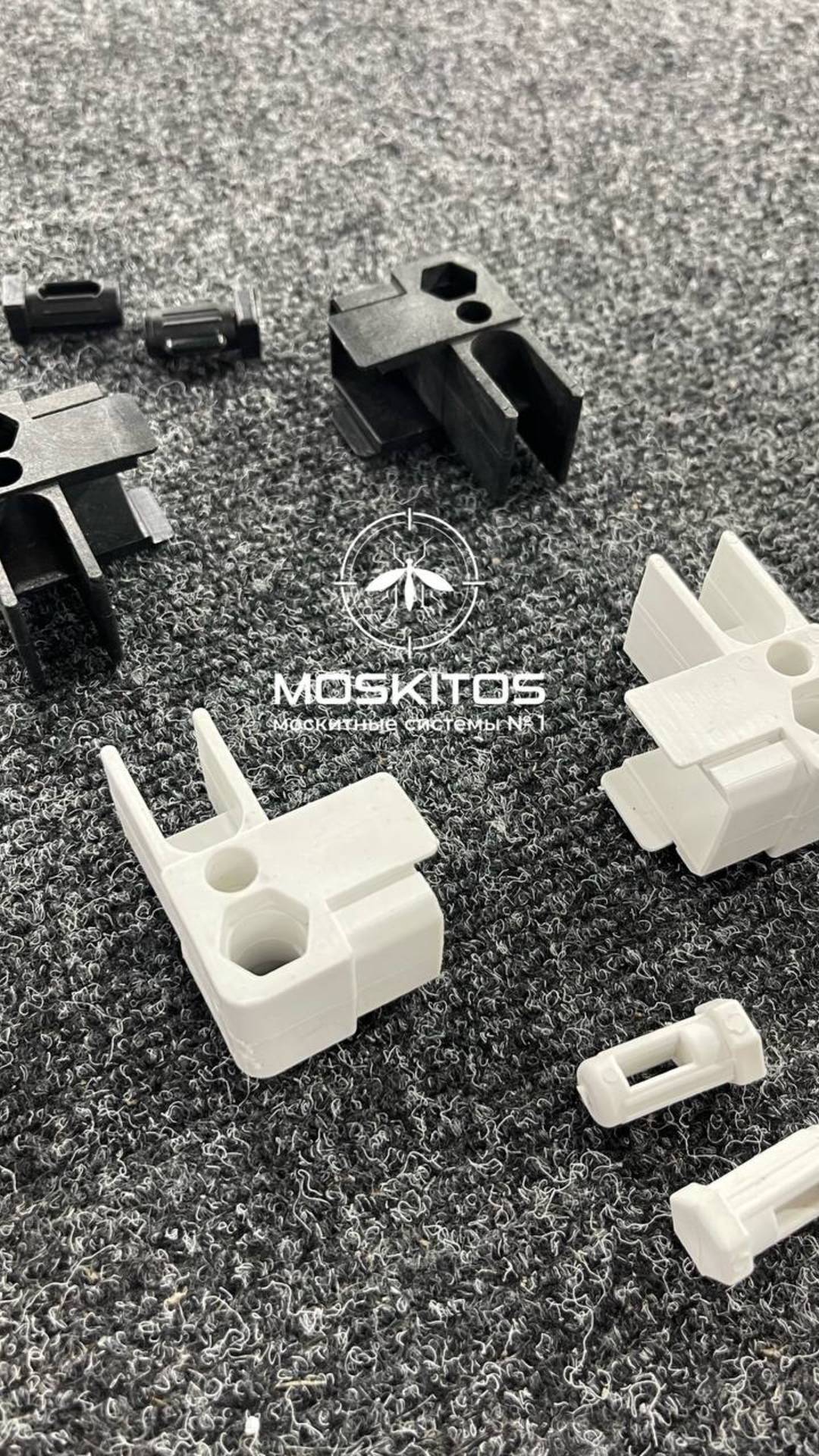 2 угла, 2 регулировочных гвоздя черные/белые