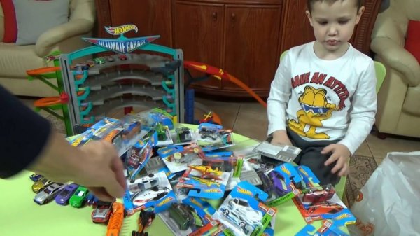 Распаковка машинок и пускаем с трека (перезалив с Mister Max)