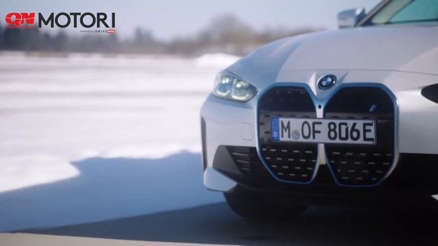 BMW i4, la berlina sportiva elettrica in azione смотреть онлайн