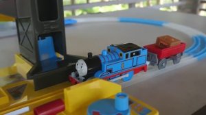 Паровозик Томас  Железная дорога для детей! ☆ Гарольди повезет ваш багаж