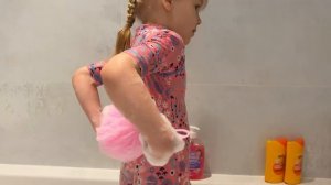 Ребёнок учит детей купаться  лайфхак как мыть голову без слёз