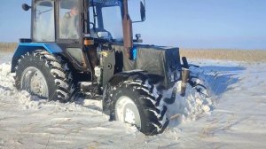 Едем на озеро на МТЗ 952.покатались по сугробам.