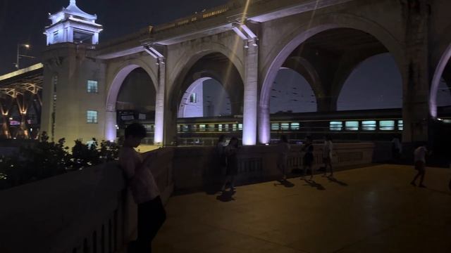 Китай , наступает время, когда начинаешь скучать по отвергающей действительности, но своей страны. смотреть онлайн