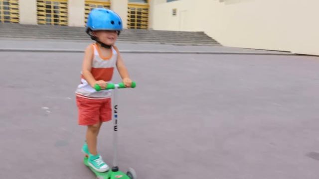 A Perfect Day Scooting through Paris with Micro смотреть онлайн