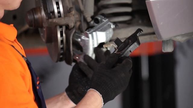 Jak vyměnit přední brzdový třmen na MERCEDES-BENZ E W210 NÁVOD | AUTODOC смотреть онлайн