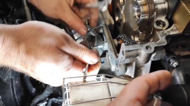🛑 Sacando os PINOS dos GUIAS da CORRENTE de COMANDO motor Mercedes M270 M271 M274 sacar cabeçote смотреть онлайн