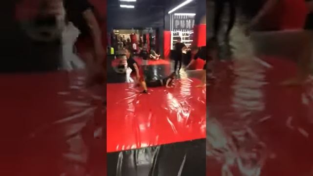 Дами на занятия борьбы смотреть онлайн