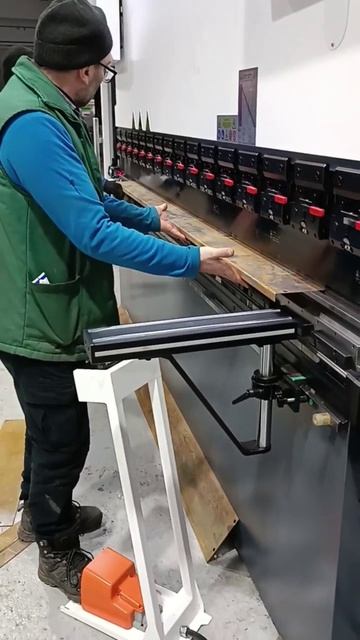 Гибка металла на гидравлическом листогибочном прессе KRRASS PBS 175/3200 6 axis в Кимовске смотреть онлайн