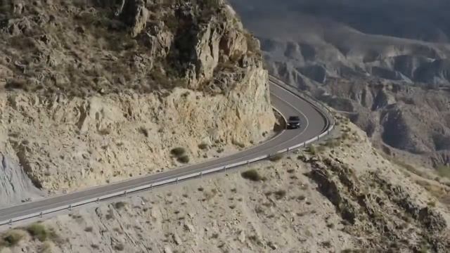 2017 BMW 5 Series M Sport vs 2017 Mercedes AMG E43 смотреть онлайн