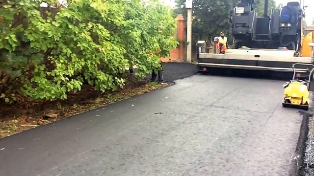 Укладка горячего мелкозернистого асфальта асфальтоукладчиком смотреть онлайн