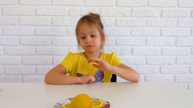 Уля с кошкой Анджелой учится правильно кушать смотреть онлайн