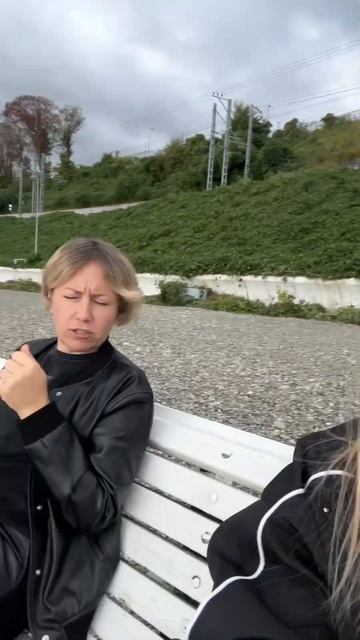 Приехали на пляж мамайки, люди купаются #море #пляж #сочи #life #осень #food #еда