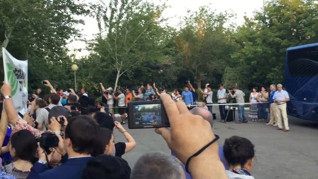 Торжественные проводы космонавтов к автобусу смотреть онлайн