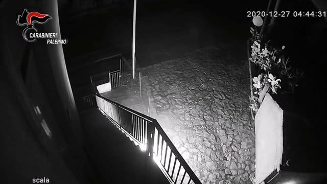 Lancia molotov contro stazione carabinieri dopo multa: fermato смотреть онлайн