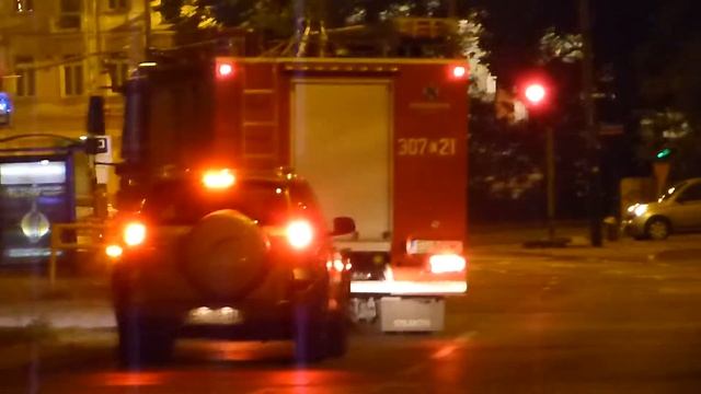 307[E]21 - Wieczorny dojazd alarmowy do zdarzenia na ul. Kilińskiego w Łodzi смотреть онлайн