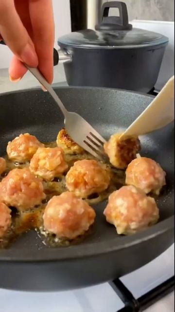 Предлагаю ПРИГОТОВИТЬ нежные, вкусные и очень сочные ФРИКАДЕЛЬКИ. смотреть онлайн