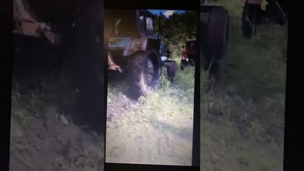 Т_25 помогает МТЗ 82 вытащит телегу дров в грязи