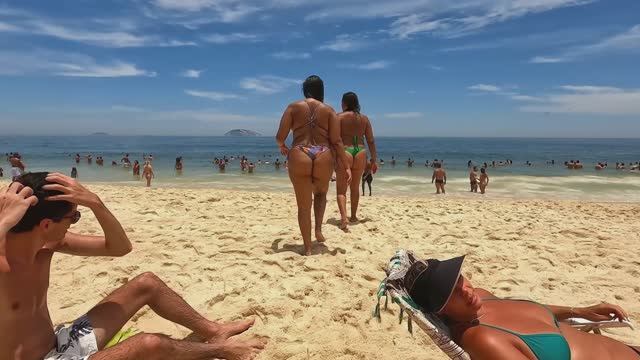 В Рио лето | Пляж Леблон переполнен. Рио-де-Жанейро.