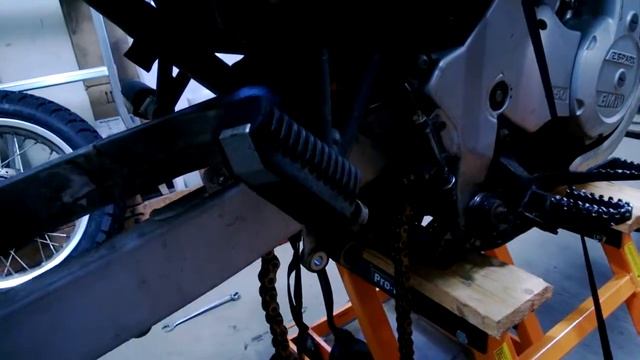 F650GS Dakar swing arm bearings смотреть онлайн