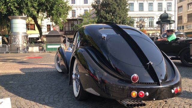 Bugatti Type 57 SC Atlantic replica start up, pure sound & acceleration смотреть онлайн