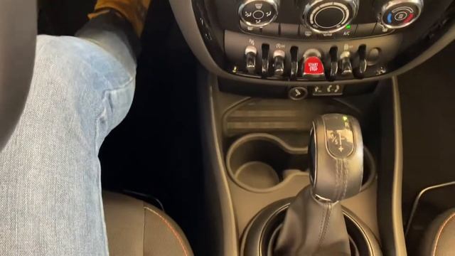 Mini Cooper Clubman 1.5 Benzina cambio automatico. смотреть онлайн