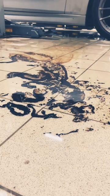 THE CAR LITERALLY EXPLODED ON MY LIFTER 😫 #b48 #330e #f30 #bmwmechanic #carmechanic #mechanic #bmw смотреть онлайн