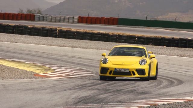 Porsche 911 GT3 Driving on the Race Track in Yellow | AutoMotoTV смотреть онлайн