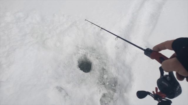 Зимняя рыбалка с переворотом. Окунь. Нижнесергинский район смотреть онлайн