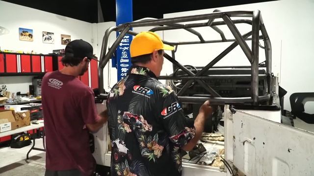 Time To Weld The GENRIGHT Roll Cage In The Budget JEEP YJ! See How Easy This Cage Is to Install! смотреть онлайн