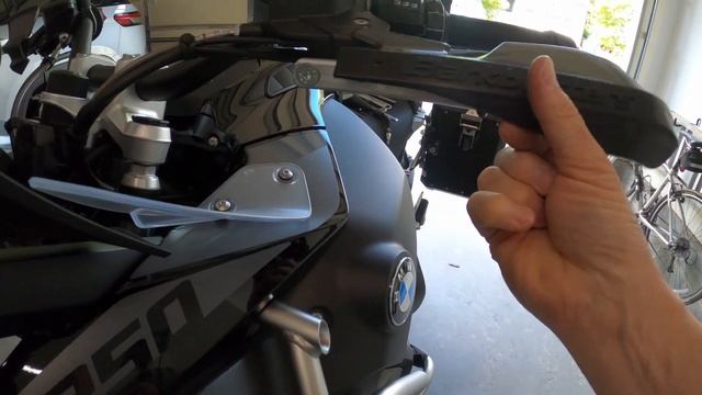 How To - Barkbusters Handguards Installation on the R1250 GS Adventure смотреть онлайн