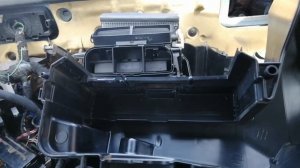 Ремонт шкода фабия 1,2 замена испарителя  и реле вентилятора