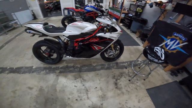MV AGUSTA DEALER DAY 300+ BIKES смотреть онлайн