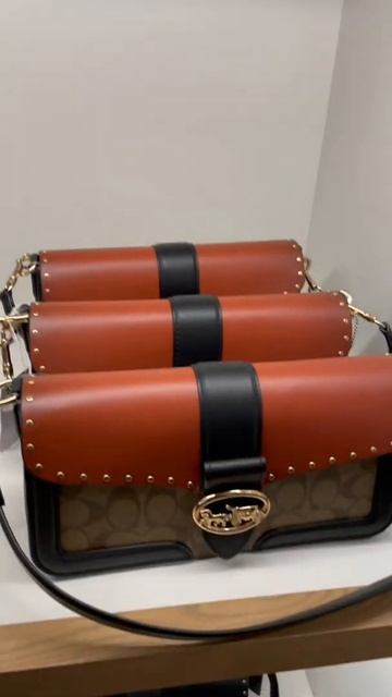 Coach Georgie Shoulder Bag In Colorblock Signature Canvas with Rivets | Handbag Favorite смотреть онлайн