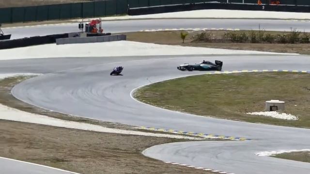 F1xR1 - LEWIS HAMILTON- F1 CAR vs YAMAHA R1M SUPERBIKE смотреть онлайн