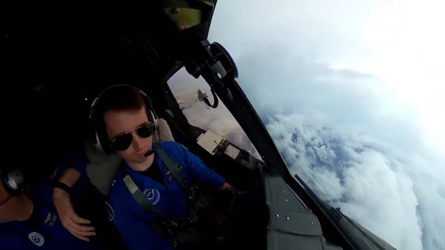 Hurricane Hunters Fly Into Hurricane Isaias- NOAA Pilots Cockpit Video- GoPro MAX 360 смотреть онлайн