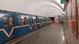 ЕМ-501/ЕМА-502/ЕМХ-503 прибывает на станцию метро Площадь Ленина.