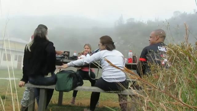 Almoço com um pouco de neblina no Pico da Bandeira смотреть онлайн