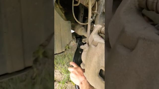 Как поставить нижний левый рычаг Ниссан нв200 за минуту. смотреть онлайн