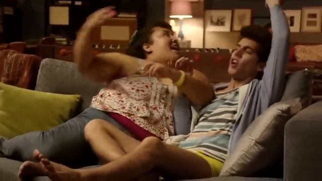 Capítulo 1: La lagartona y el puberto | 40 y 20 T1 - Distrito Comedia смотреть онлайн