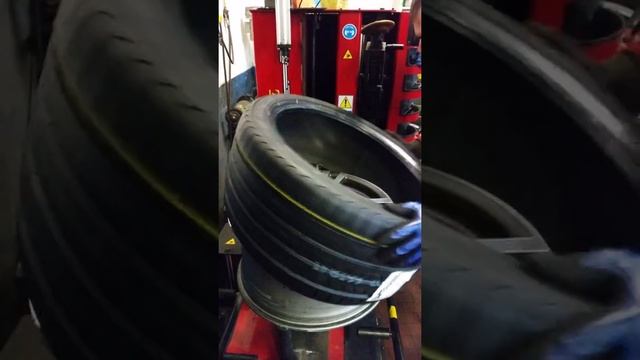 Montaggio pneumatico da 21" смотреть онлайн