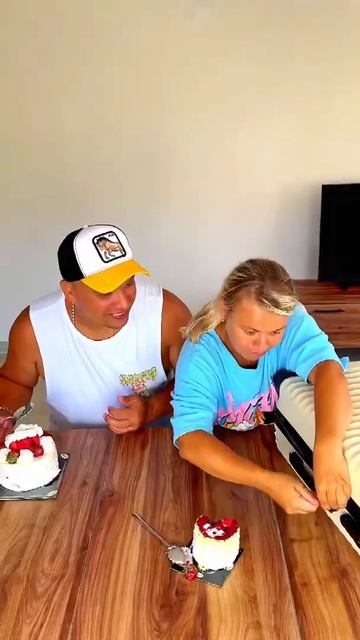 Что внутри торта🎂 #shorts Лучшее видео от Лысый и Блондинка смотреть онлайн