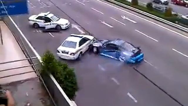 Прикольный дрифт с полицией смотреть онлайн